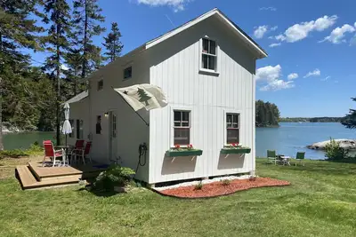 Image de Cottage Cove: niché entre les pins de Tranquil Seavey Cove