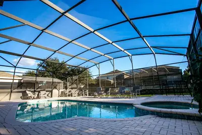 Image de Maison de luxe de 6 ch avec piscine orientée sud, terrasse de la piscine étendue près du club-house