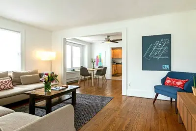 Image de Mid-Century Modern Home dans le centre-ville de Royal Oak!