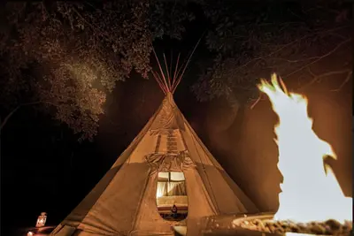 Image de Le Magic Tipi Retreat offre une évasion Ozark unique.