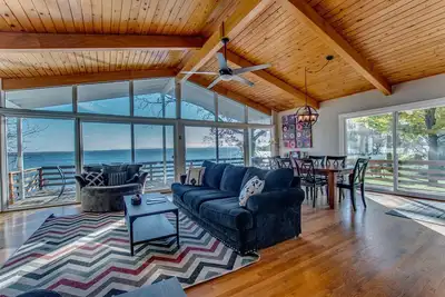 Image de Propriété spacieuse au bord du lac avec quai privé sur la route des vins du lac Seneca