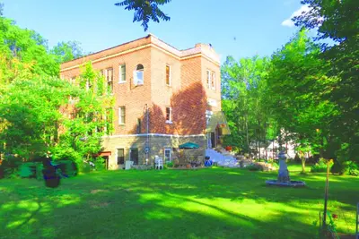 Image de Grand Rustic Brick School House / Studio De Musique