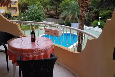 Image de Appartement de première ligne avec piscine et vue sur la mer