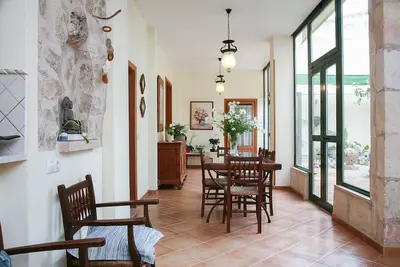 Image de Offre spéciale en mai. Maison familiale avec wifi gratuit, avec patio intérieur