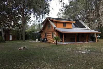 Image de Lakefront Log Home, piscine chauffée à l'eau solaire filtrée, spa et centre de loisirs