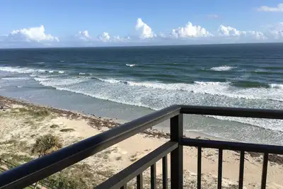 Image de Impressionnant 6e étage avec vue sur l'océan, la piscine et la plage
