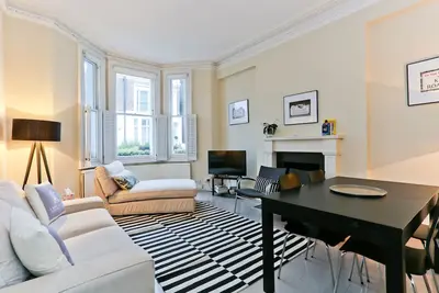 Image de Vaste et lumineux deux chambres appartement avec jardin dans un endroit central