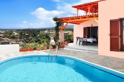 Image de Superbes vues sur la mer et la montagne, piscine et hamacs sur le toit-terrasse et espace pour enfants