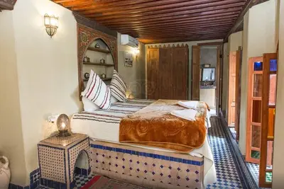 Image de Chambre Lit King Size Riad Layalina Fes : Piscine, Vue 360° & Parking Gratuit