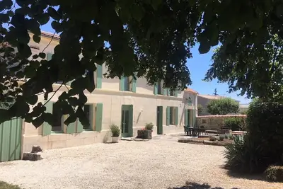 Image de Maison charentaise traditionnelle avec piscine sécurisée chauffée pour les enfants.