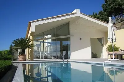 Image de Vue mer époustouflante dans une villa design exclusive! Destination été et hiver!