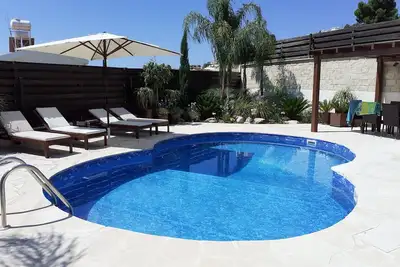 Image de 2 chambres Villa avec piscine privée, dans la paisible zone résidentielle