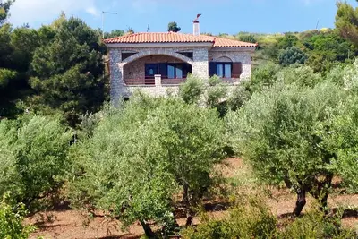 Image de Olive Grove stonemade Residency avec vue panoramique.