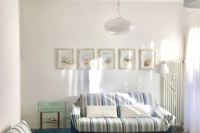 Image de appartement lumineux et confortable avec terrasse près de la mer