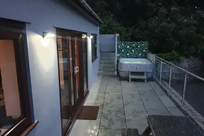 Image de Villa avec bain à remous donnant sur la ville avec vue sur la mer et la montagne