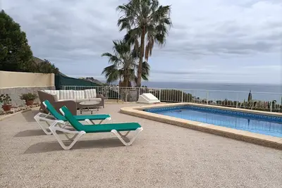Image de Villa à Coveta Fuma à El Campello avec piscine privée et vue sur la mer