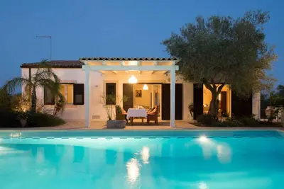 Image de Villa avec piscine entourée d'une campagne paisible de Modica