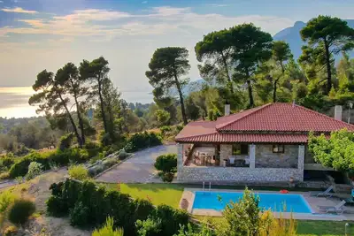 Image de Vivez votre conte de fées au milieu de la forêt avec une vue magnifique sur la mer