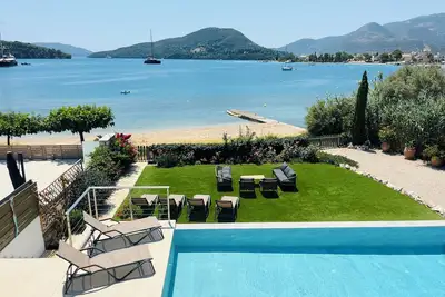 Image de Villa de luxe neuve au bord de la mer, avec jardin et piscine privée