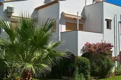 Image de Ground floor apartment set in beautiful gardens with pool, free WiFi and aircon