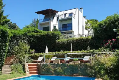Image de Villa moderniste avec piscine privée Rome à 20 minutes surplombant le parc national
