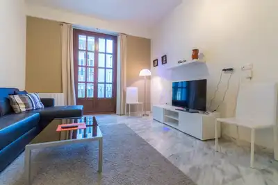 Image de Appartement confortable et moderne à côté de la place de la mairie, Wifi, Ac