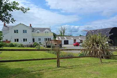 Image de Ferme moderne tout en costume nr Pembrokeshire & Carmarthen, bain à remous, paddock
