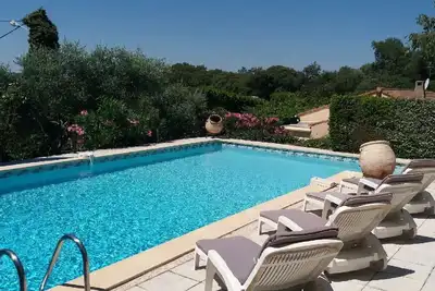 Image de Grande maison dans un magnifique jardin méditerranéen - Piscine et chalet privé
