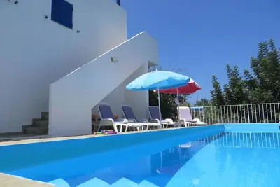Belle villa individuelle de 3 chambres avec piscine donnant sur une oliveraie