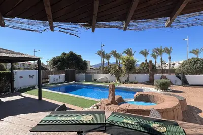 Image de Belle villa individuelle de 3 chambres, piscine chauffée et jacuzzi, Wifi, Sky tv, barbecue