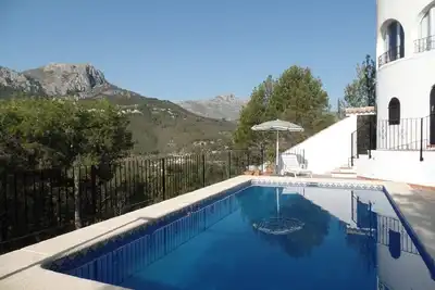 Image de Maison de caractère, idéalement située avec 3 terrasses, Piscine, très privée