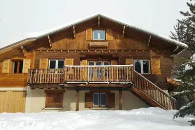Image de chalet traditionnel 10 (12) pers à 6' des pistes local à ski parking
