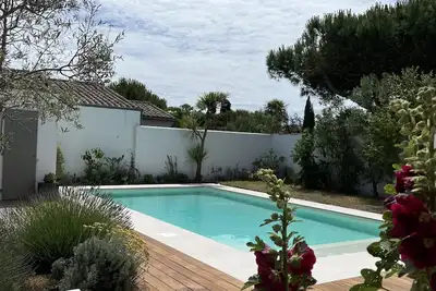 Image de Belle maison classée 4 *, style rétais avec jardin clos - Piscine chauffée.