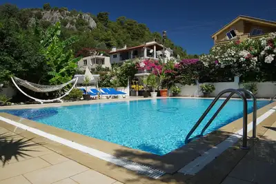 Image de 15% de réduction maintenant! Villa luxueuse avec piscine privée et terrain et yacht privé