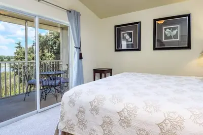 Image de 1600ft 2br / 3ba Condo. Superbe emplacement - à 2 minutes à pied de la piscine, des magasins et des restaurants