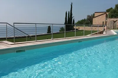 Image de Vue imprenable sur le lac de Garde avec la conception de la piscine