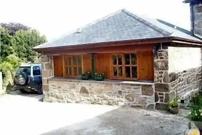 Image de La maison du chariot. Bâtiment de ferme en granit converti avec goût.