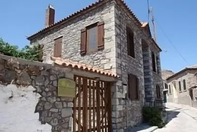 Image de Belle maison en pierre dans un village paisible