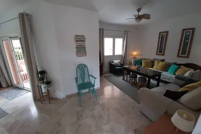 Maison avec grand jardin près de la mer.