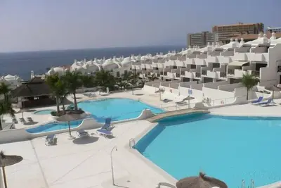 Image de Bel appartement dans un superbe bâtiment près de la mer, avec 4 piscines, bar, Wifi