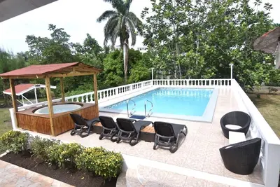 Image de Chambres confortables avec piscine et wifi gratuit, cabane spa, barbecue, sécurité 24h \/ 24