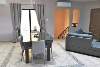 Image de Appartement de coin très spacieux et bien éclairé de 3 chambres à coucher à Marsaxlokk, 6 couchages