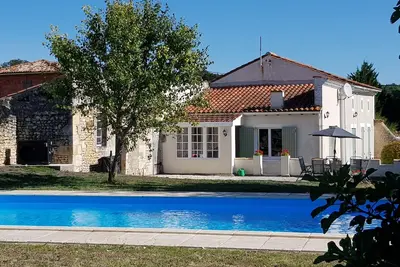Image de Maison Rossignol: Nr la Gironde avec Nouvelle piscine chauffée dans un endroit idyllique