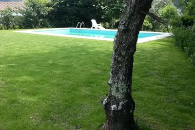 Image de Cottage en pierre et bois de base écologique - Soleil et piscine d'eau salée.
