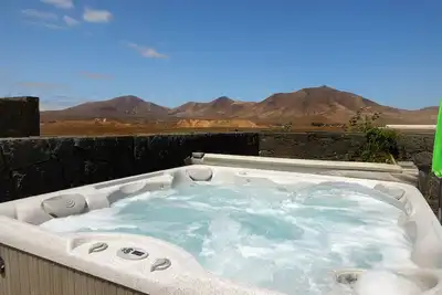 Beaucoup d'espace, piscine chauffée, bain à remous, table de billard, baby-foot, climatisation, wifi