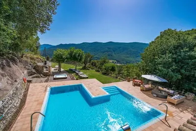 Image de 2 Billard, 2 football, basket-ball, 3 but pim-pom. Wifi. salade eau de la piscine privée