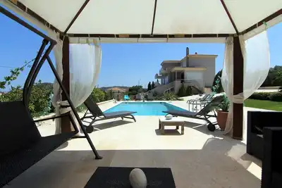 Image de Villa de luxe unique Abelos près de l'aéroport et du centre d'Athènes, près de la plage de sable.