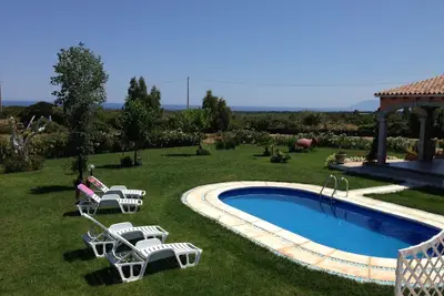 Image de Villa avec piscine privée, grande pelouse, toutes avec vue mer.