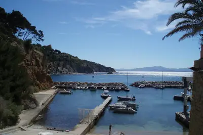 Image de Les calanques, la mer, les randonnées et un bel appartement avec piscine.