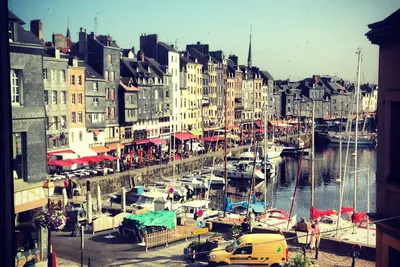 Image de Apt rénové de style contemporain, idéalement situé avec vue sur le vieux bassin